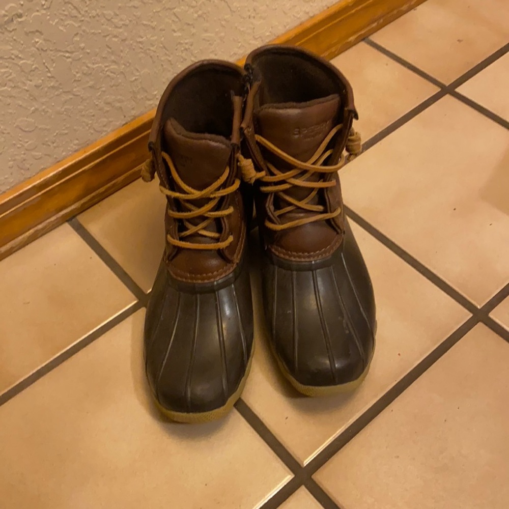 Girls brown Sperry boots